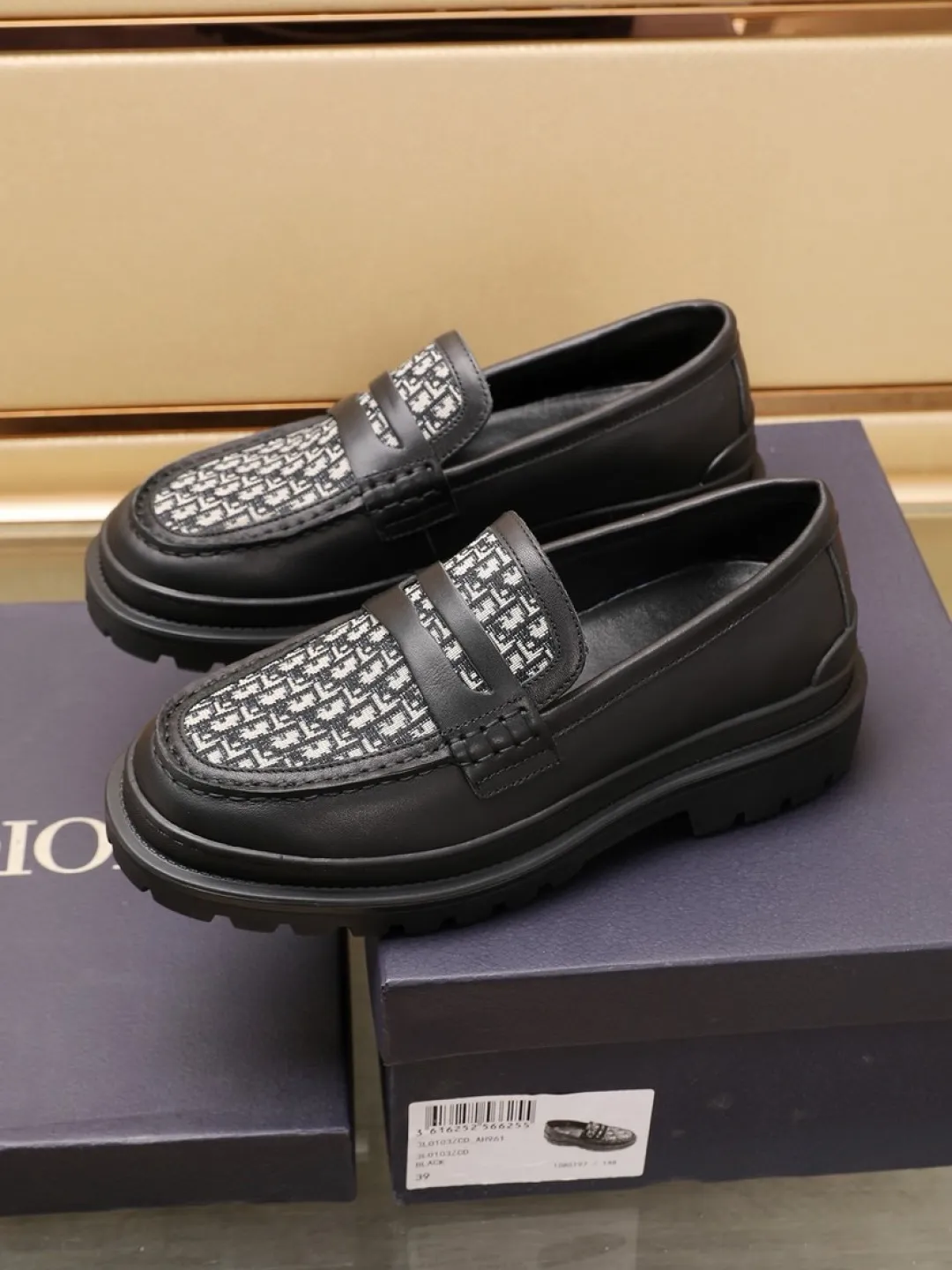 Factory P460💰[Dior] men's classic Loaf leather shoes🇺🇸 are on sale at the same time, original Italian brand · brand totem cloth sewn with brand cloth label · paired with calfskin · (high-end, extravagant and classy) exquisite workmanship (original lining) sole: original factory special rubber concave and convex outsole ⚠️ outsole. Comfortable, wear-resistant, non-slip, real shot 🎬 Can be worn with casual clothes or suits. Size: 38-44 (46.46 customized)